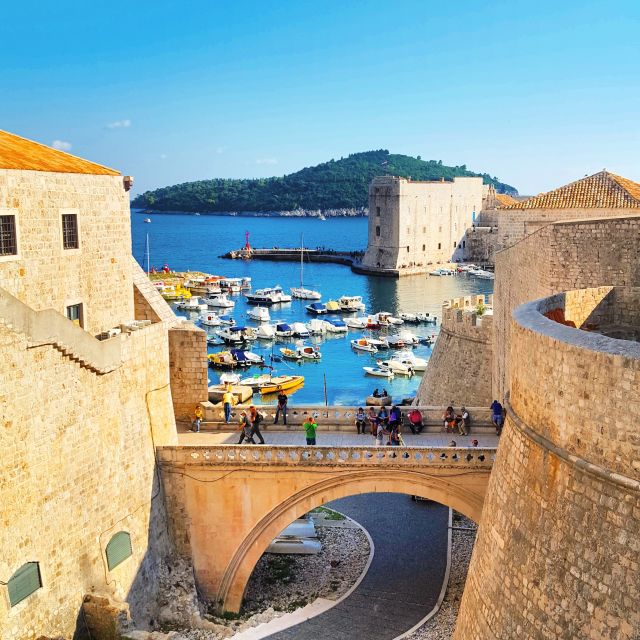 Dubrovnik: 1.5-Hour Guided Old Town Walking Tour - Republica Ragusa Stops: Onofrio’s Fountain and the Franciscans’ Pharmacy