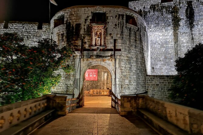 Dubrovnik By Night Walking Tour - Stop 1 to 2: Amerling Fontana and Pile Gate (your city map lesson)