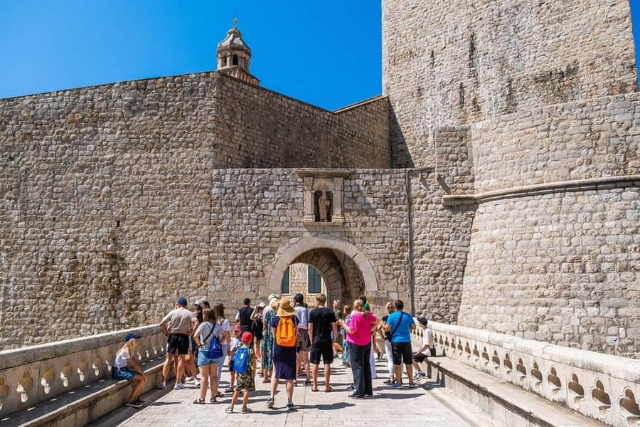 Dubrovnik: City Walls, Old Town Walking Tour & Adriatic View - Onofrio’s Fountain and the small details you’ll miss alone