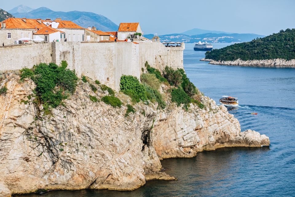 Dubrovnik: Game of Thrones and Lokrum Island Walking Tour - The licensed guide, photo booklet, and the value of asking questions