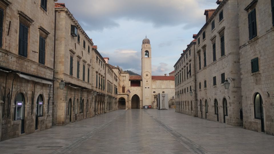 Dubrovnik: Insider 90-Minute Walking Tour With a Local - Where you meet and how the tour starts inside Dubrovnik