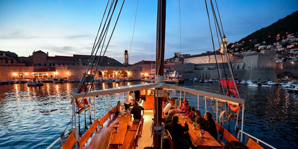 Dubrovnik: Old Town Cruise with Lunch - The Welcome Phase: Snacks at the Port