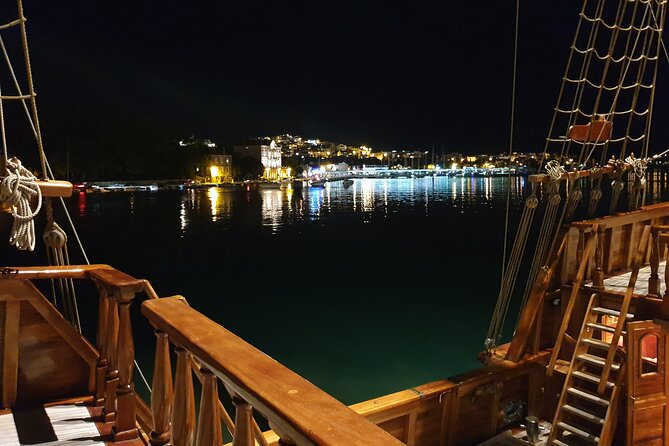Dubrovnik Panoramic Night Cruise with Karaka - On board with Karaka: WiFi, toilets, and buying drinks if you want