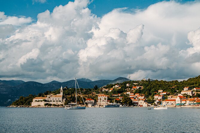 Luxury Elaphite Islands half day Cruise with lunch Apreamare - Lunch at Koločep: local restaurant food and the drinks rhythm