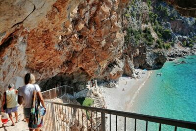 Picnic on Croatian Secret Beach - The 500 m descent: what you’re really signing up for