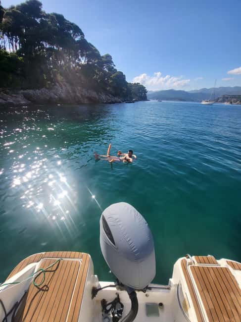 Private Boat Tour Tailor-Made 6h-All Inclusive - Boat comfort and the one boarding detail to ask about