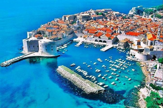 Private Walking Tour through the Old Town of Dubrovnik - Orlando Column: a small monument with big political weight